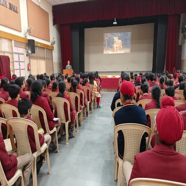 An interactive session with a wildlife photographer for classes 7 and 8